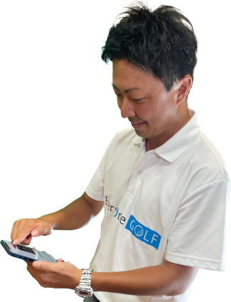 アドバイスをしてくれるプロゴルファー